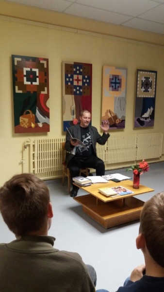 Andris Akmentiņš ar 4. klases skolēniem (2).jpg