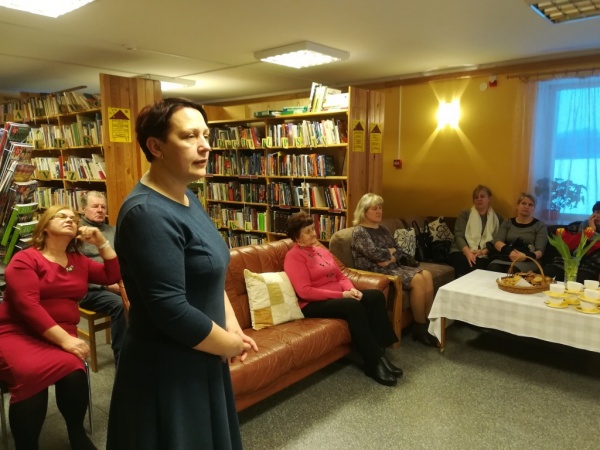 Laidzes pagasta rokdarbnieču interešu pulciņa vadītāja Irēna Lozbere izstādes atklāšanā pastāstīja par pulciņa darbošanos un rokdarbu tapšanu 